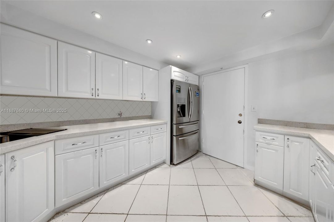 待售: $199,000 (2 贝兹, 2 浴室, 1073 平方英尺)