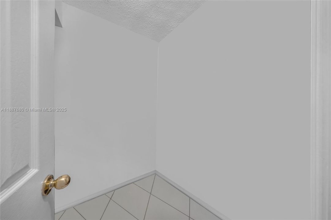 待售: $199,000 (2 贝兹, 2 浴室, 1073 平方英尺)