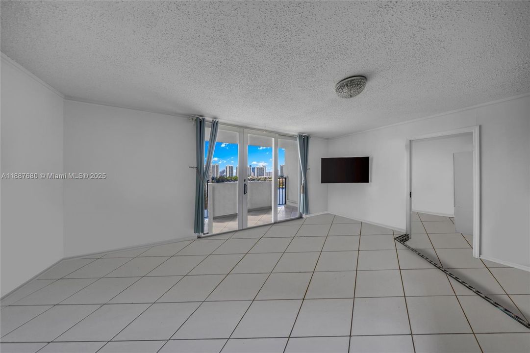 待售: $199,000 (2 贝兹, 2 浴室, 1073 平方英尺)