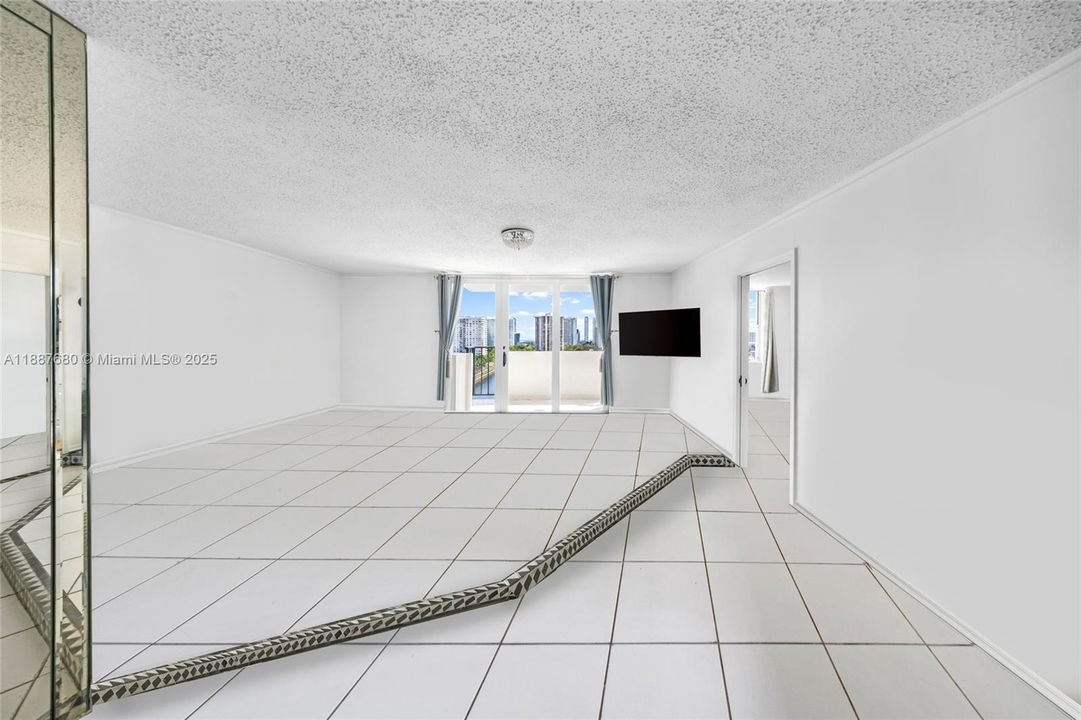 待售: $199,000 (2 贝兹, 2 浴室, 1073 平方英尺)