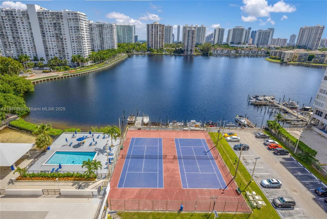 待售: $199,000 (2 贝兹, 2 浴室, 1073 平方英尺)