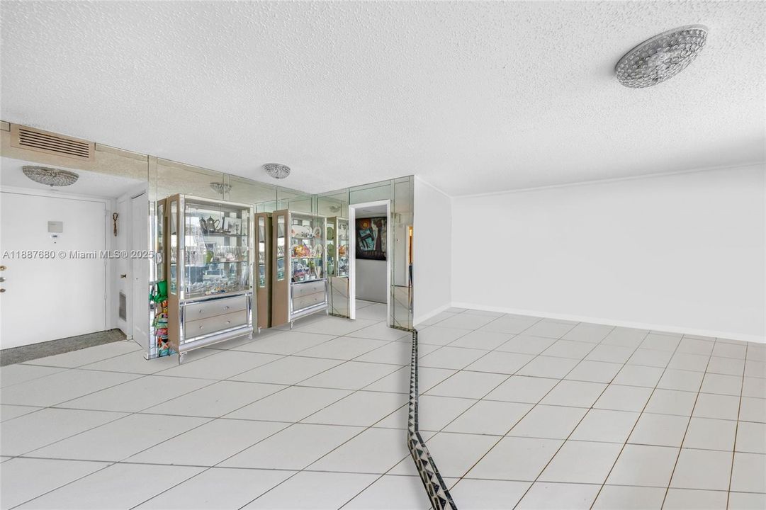 待售: $199,000 (2 贝兹, 2 浴室, 1073 平方英尺)