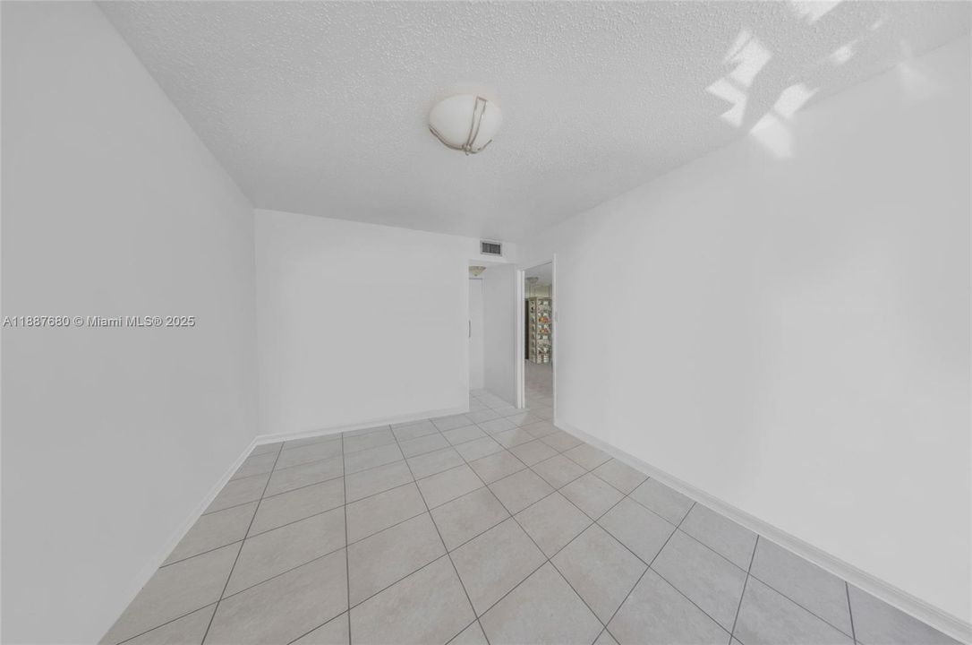 待售: $199,000 (2 贝兹, 2 浴室, 1073 平方英尺)