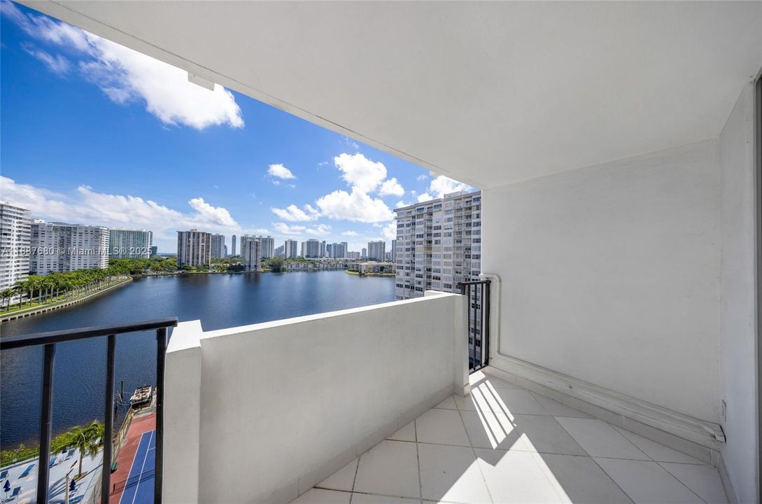 待售: $199,000 (2 贝兹, 2 浴室, 1073 平方英尺)