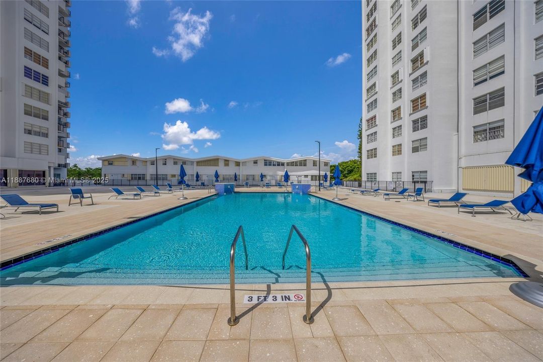 待售: $199,000 (2 贝兹, 2 浴室, 1073 平方英尺)