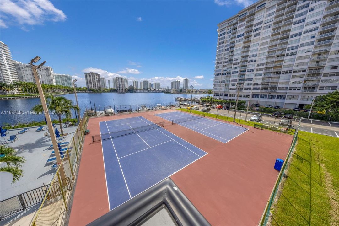 待售: $199,000 (2 贝兹, 2 浴室, 1073 平方英尺)