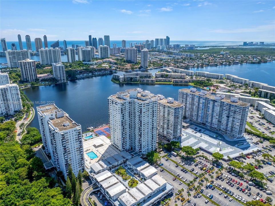 待售: $199,000 (2 贝兹, 2 浴室, 1073 平方英尺)