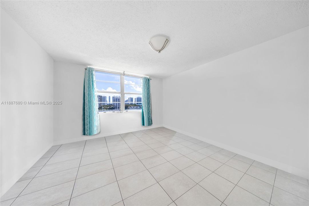 待售: $199,000 (2 贝兹, 2 浴室, 1073 平方英尺)