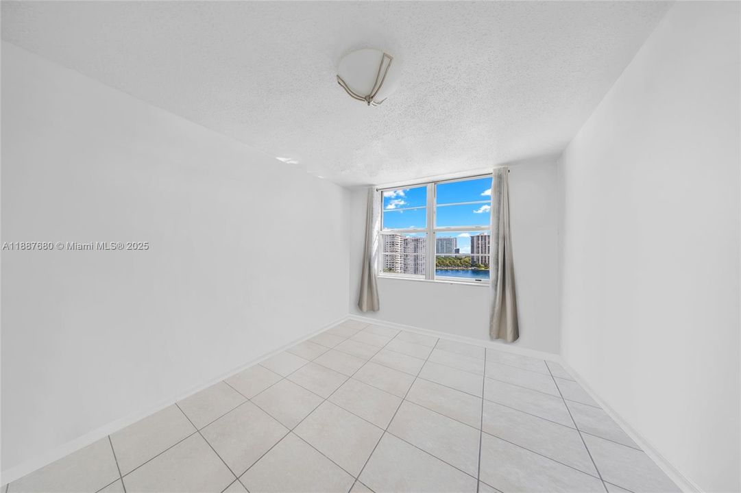 待售: $199,000 (2 贝兹, 2 浴室, 1073 平方英尺)