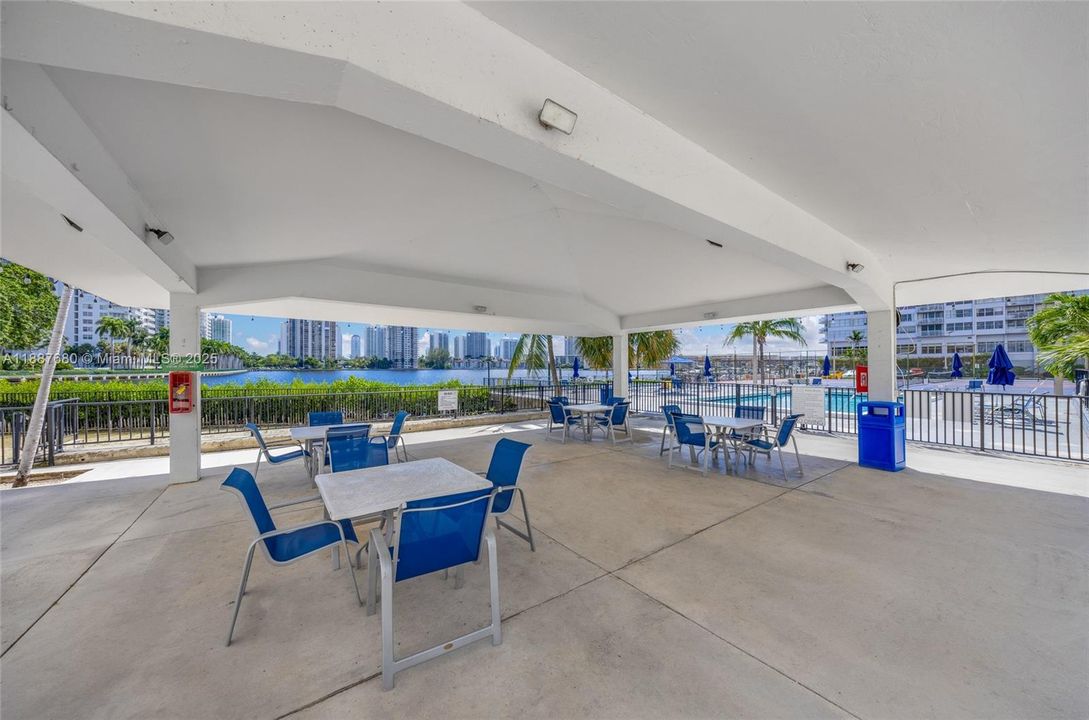 待售: $199,000 (2 贝兹, 2 浴室, 1073 平方英尺)