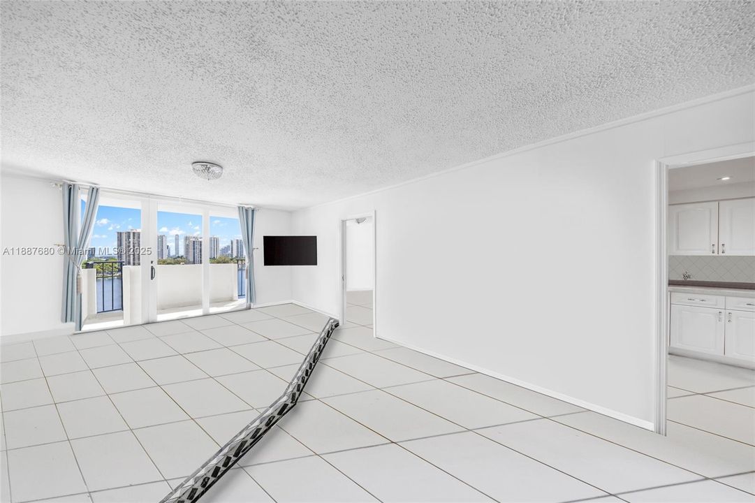 待售: $199,000 (2 贝兹, 2 浴室, 1073 平方英尺)