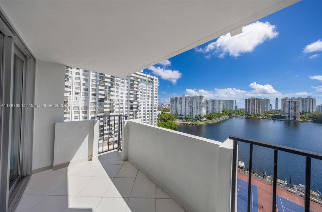 待售: $199,000 (2 贝兹, 2 浴室, 1073 平方英尺)