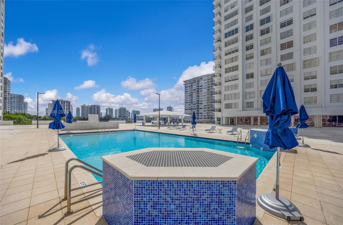 待售: $199,000 (2 贝兹, 2 浴室, 1073 平方英尺)