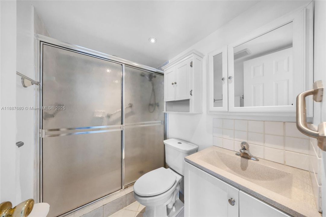 待售: $199,000 (2 贝兹, 2 浴室, 1073 平方英尺)