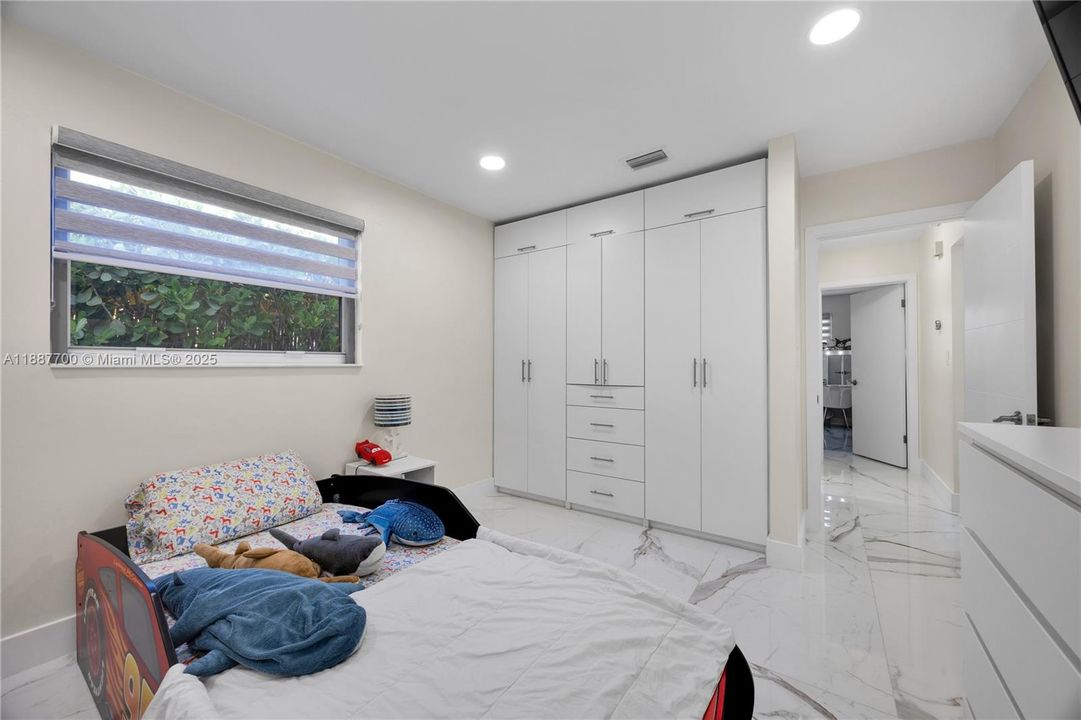 For Rent: $10,000 (3 beds, 3 baths, 1726 Square Feet)