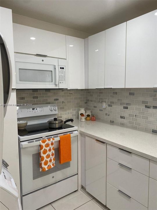 合同活跃: $275,000 (2 贝兹, 2 浴室, 0 平方英尺)