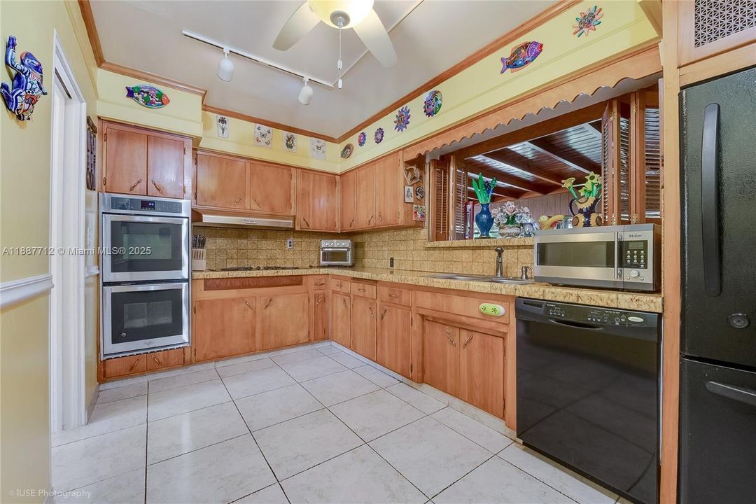 Active With Contract: $1,749,000 (3 beds, 2 baths, 1890 Square Feet)