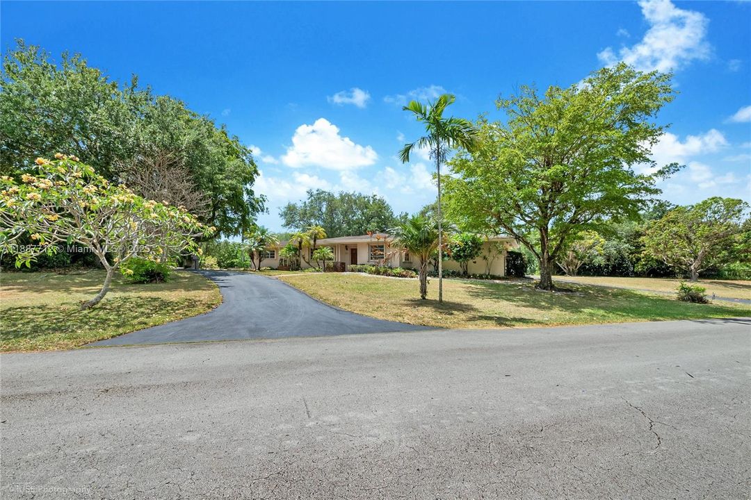 Active With Contract: $1,749,000 (3 beds, 2 baths, 1890 Square Feet)
