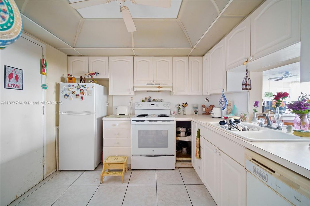 For Sale: $249,000 (1 beds, 1 baths, 1138 Square Feet)