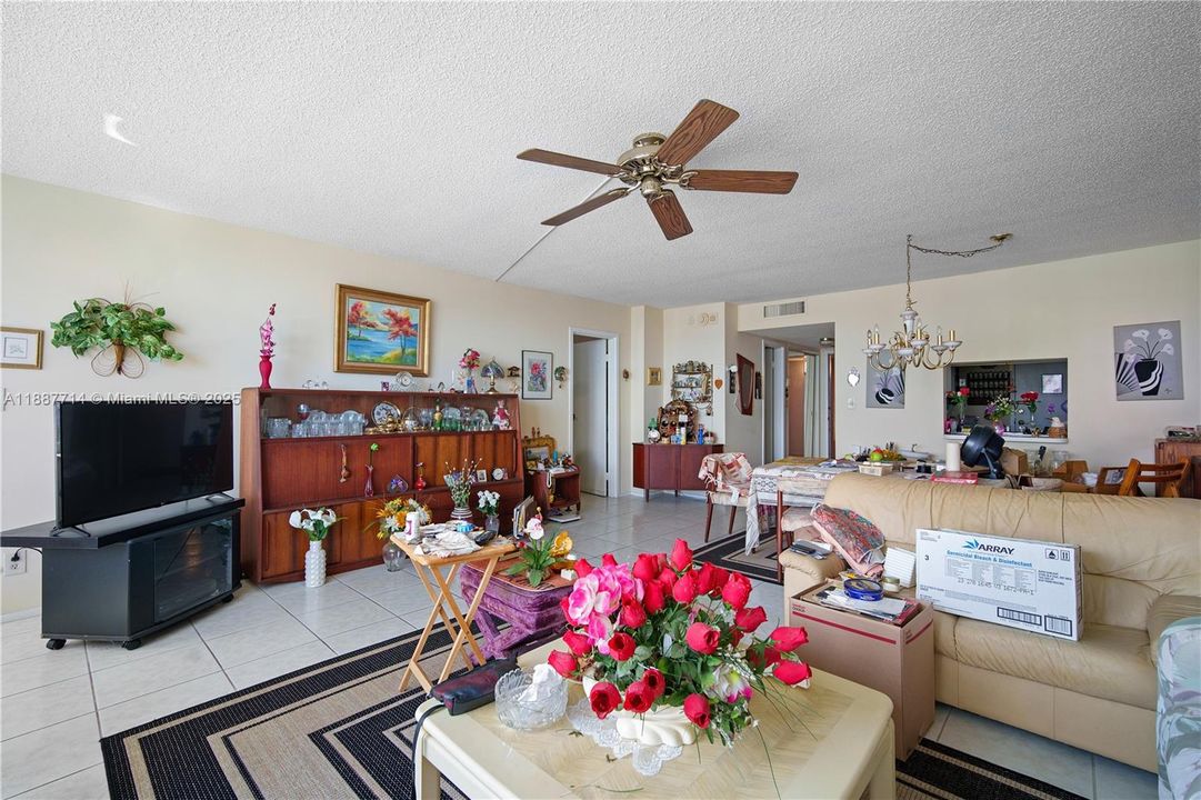 For Sale: $249,000 (1 beds, 1 baths, 1138 Square Feet)