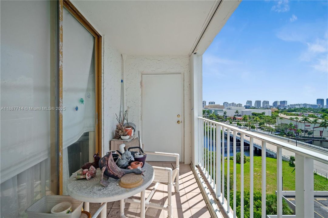 For Sale: $249,000 (1 beds, 1 baths, 1138 Square Feet)