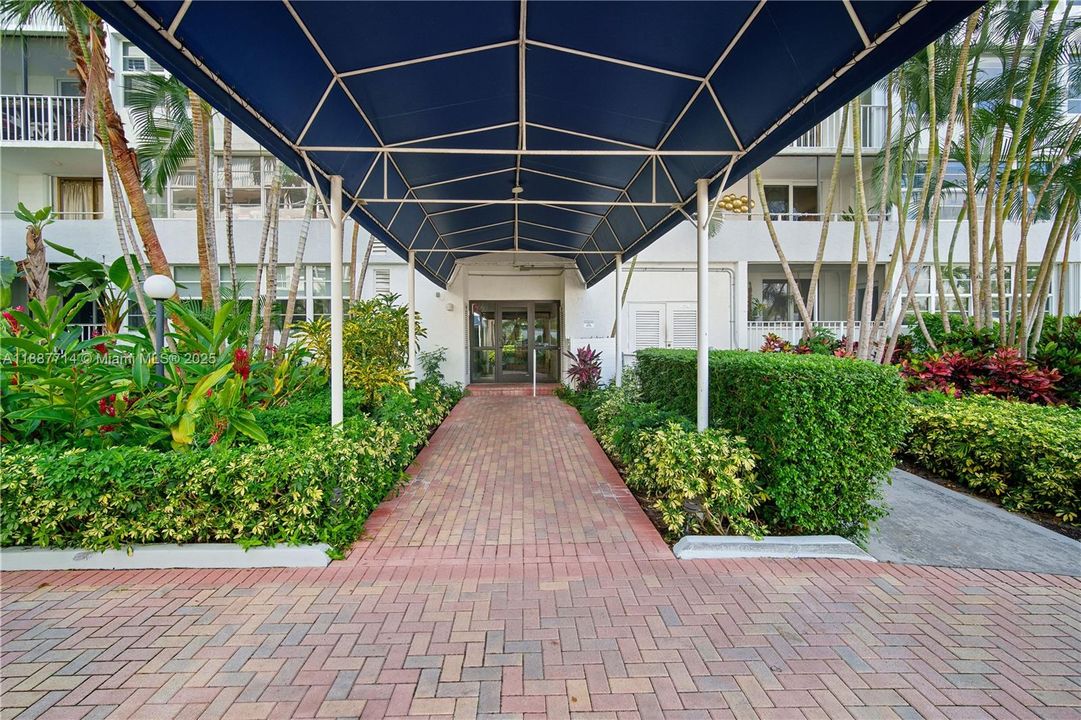 For Sale: $249,000 (1 beds, 1 baths, 1138 Square Feet)