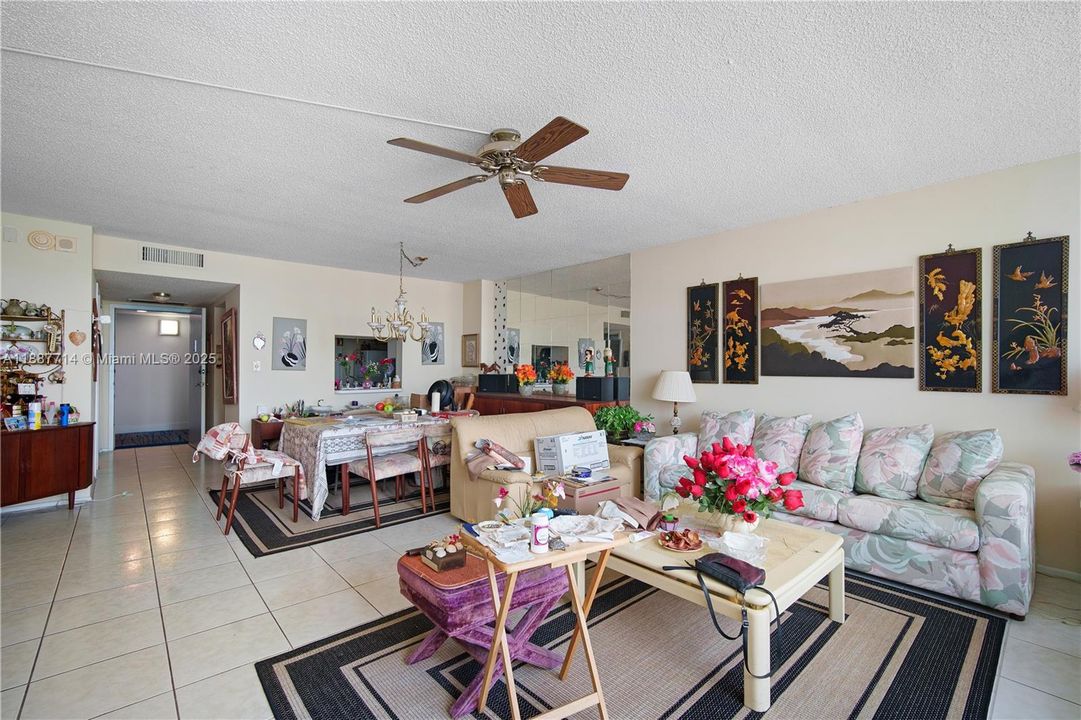 For Sale: $249,000 (1 beds, 1 baths, 1138 Square Feet)