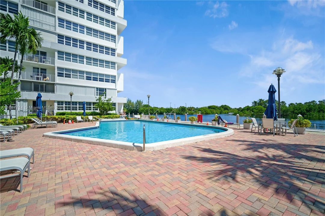 For Sale: $249,000 (1 beds, 1 baths, 1138 Square Feet)