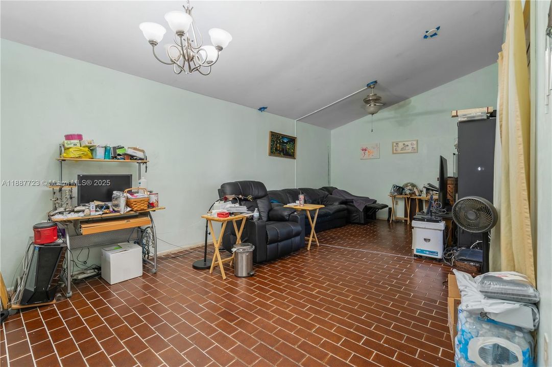 Recently Sold: $305,000 (3 beds, 2 baths, 1620 Square Feet)