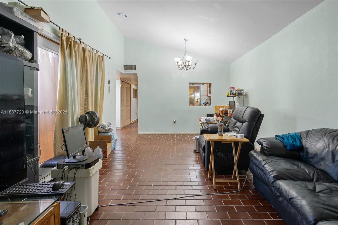 Recently Sold: $305,000 (3 beds, 2 baths, 1620 Square Feet)