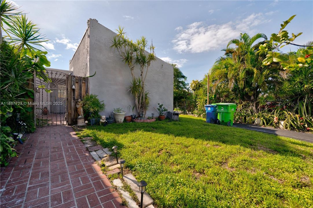 Recently Sold: $305,000 (3 beds, 2 baths, 1620 Square Feet)