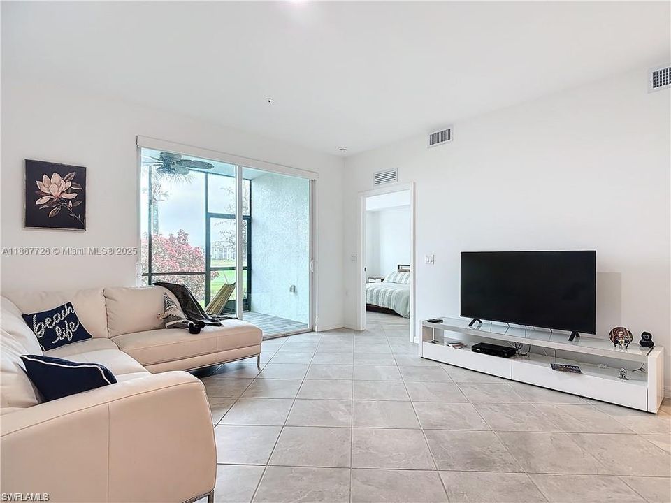 For Sale: $315,000 (2 beds, 2 baths, 1355 Square Feet)