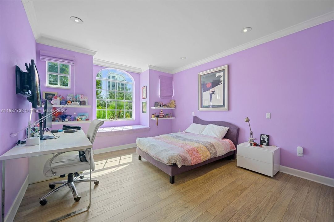 For Sale: $3,200,000 (5 beds, 5 baths, 4102 Square Feet)