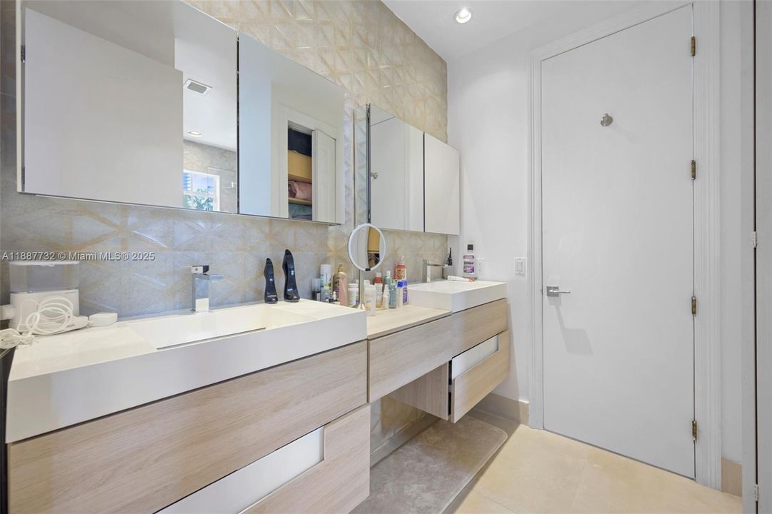 For Sale: $3,200,000 (5 beds, 5 baths, 4102 Square Feet)