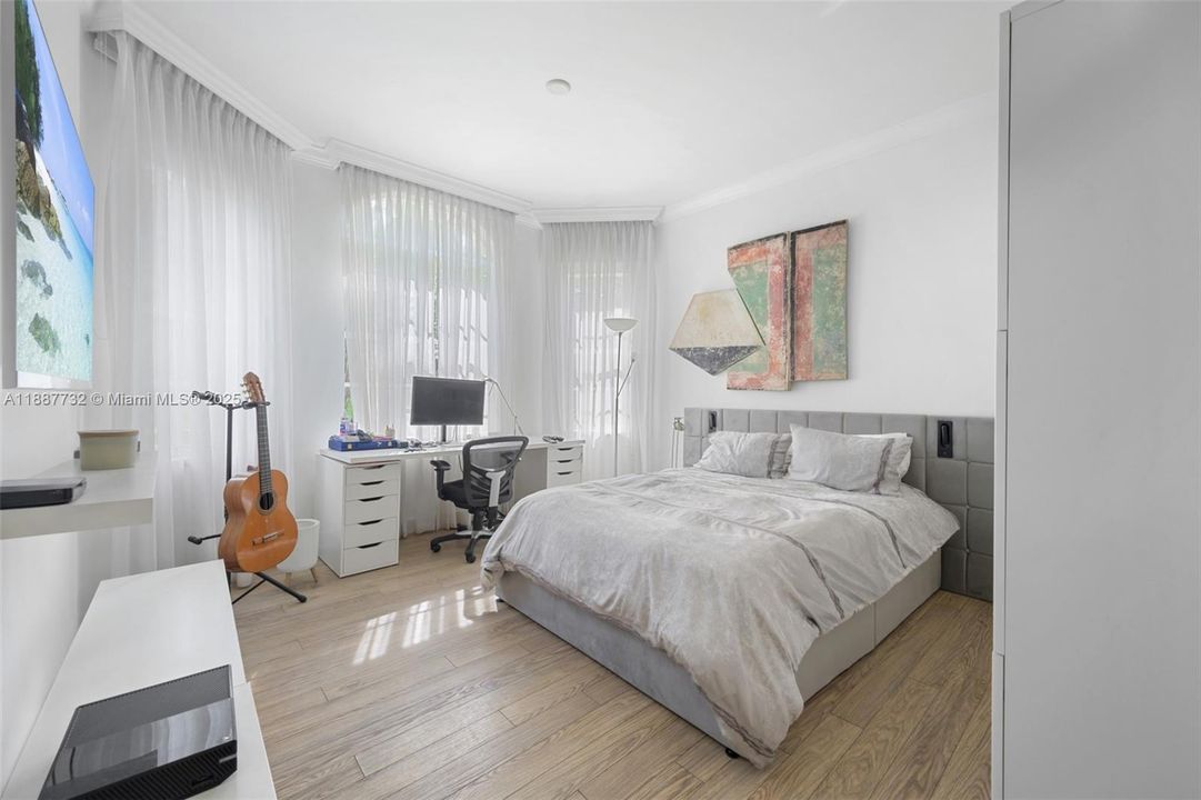 For Sale: $3,200,000 (5 beds, 5 baths, 4102 Square Feet)