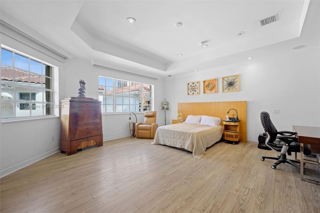 For Sale: $3,200,000 (5 beds, 5 baths, 4102 Square Feet)