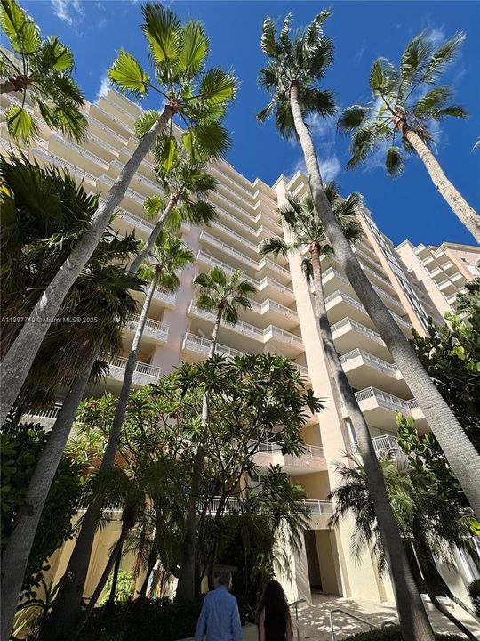 Vendido Recientemente: $5,000,000 (3 camas, 4 baños, 3084 Pies cuadrados)