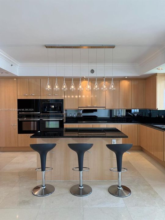 Vendido Recientemente: $5,000,000 (3 camas, 4 baños, 3084 Pies cuadrados)