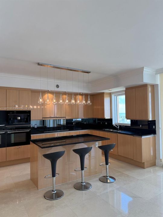 Vendido Recientemente: $5,000,000 (3 camas, 4 baños, 3084 Pies cuadrados)