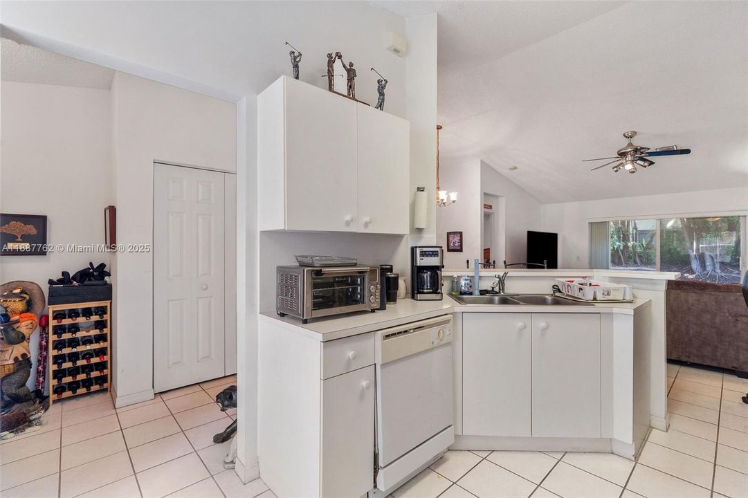 Под контрактом: $549,000 (3 спален, 2 ванн, 1316 Квадратных фут)