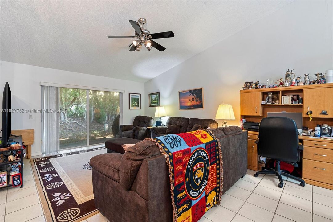 Под контрактом: $549,000 (3 спален, 2 ванн, 1316 Квадратных фут)