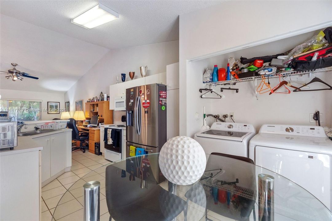 Под контрактом: $549,000 (3 спален, 2 ванн, 1316 Квадратных фут)