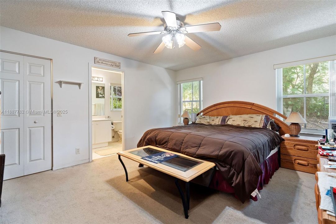 Под контрактом: $549,000 (3 спален, 2 ванн, 1316 Квадратных фут)