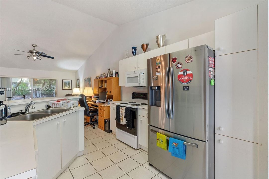 Под контрактом: $549,000 (3 спален, 2 ванн, 1316 Квадратных фут)