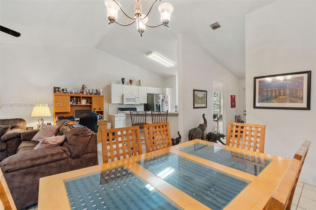 Под контрактом: $549,000 (3 спален, 2 ванн, 1316 Квадратных фут)