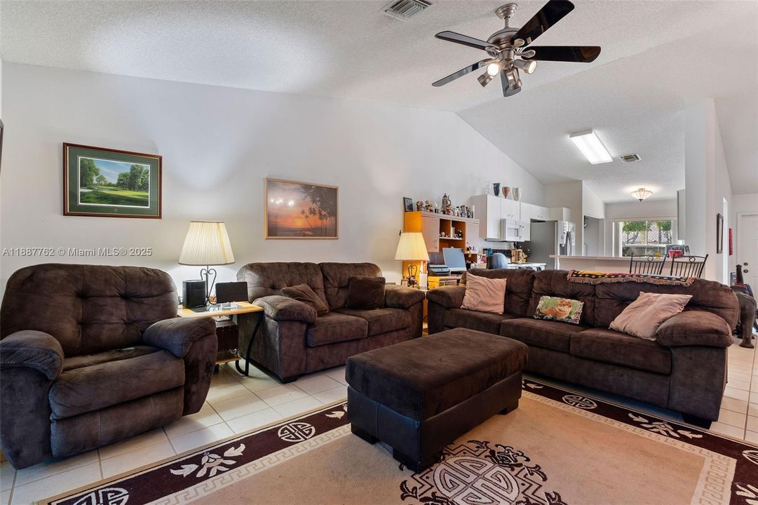 Под контрактом: $549,000 (3 спален, 2 ванн, 1316 Квадратных фут)