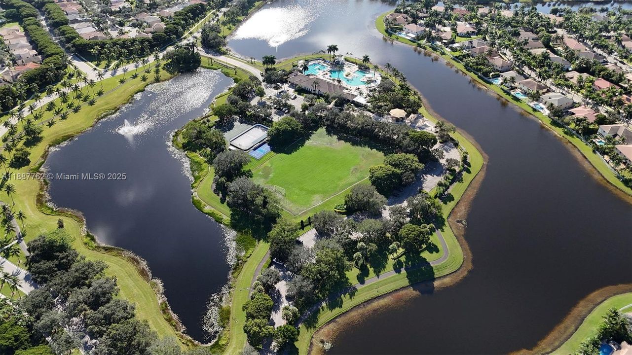 Под контрактом: $549,000 (3 спален, 2 ванн, 1316 Квадратных фут)