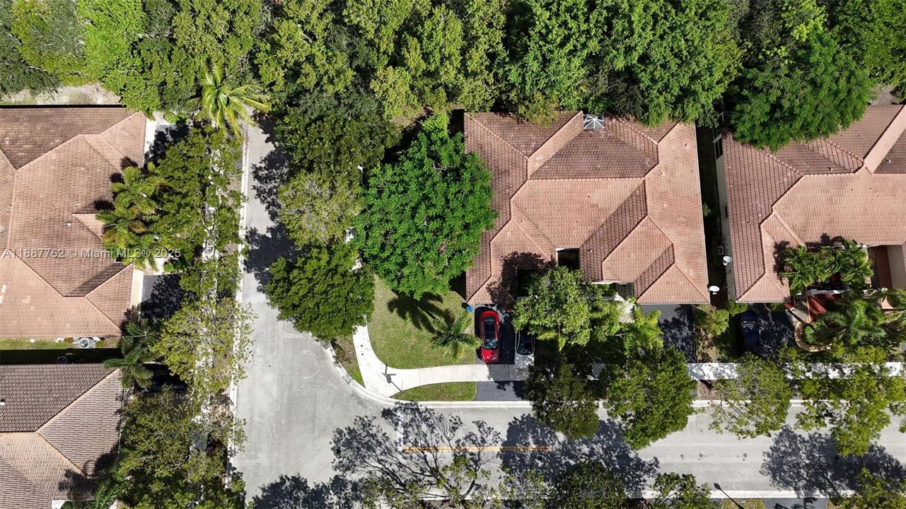 Под контрактом: $549,000 (3 спален, 2 ванн, 1316 Квадратных фут)