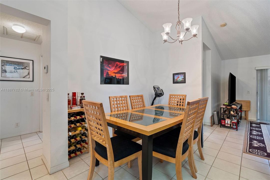 Под контрактом: $549,000 (3 спален, 2 ванн, 1316 Квадратных фут)