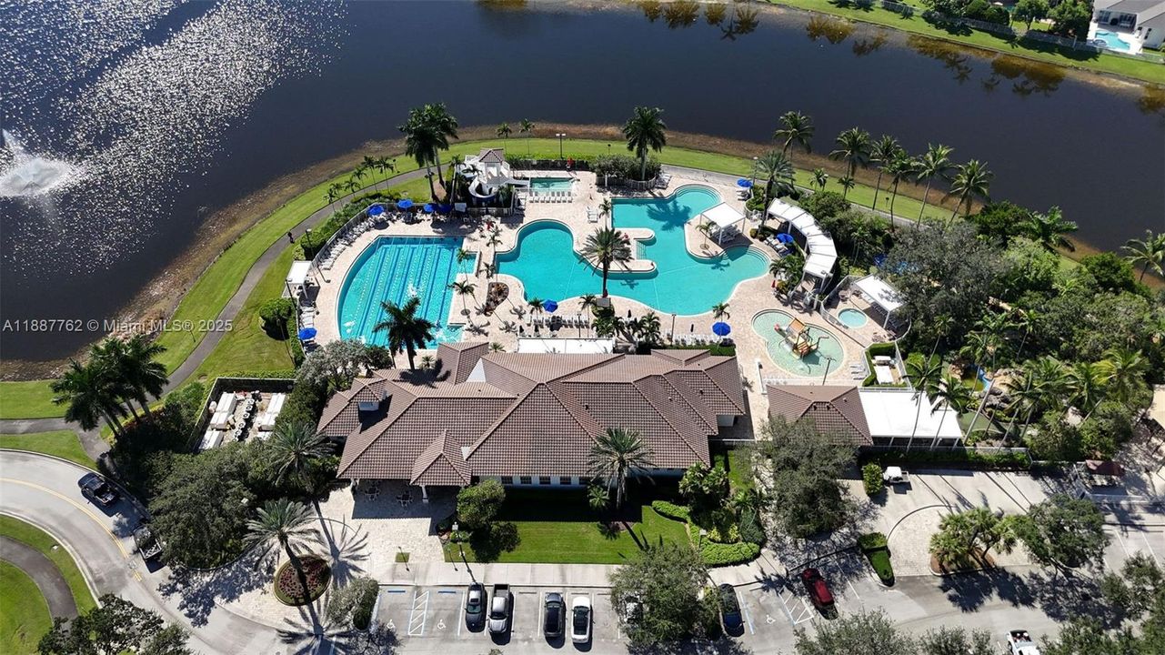 Под контрактом: $549,000 (3 спален, 2 ванн, 1316 Квадратных фут)